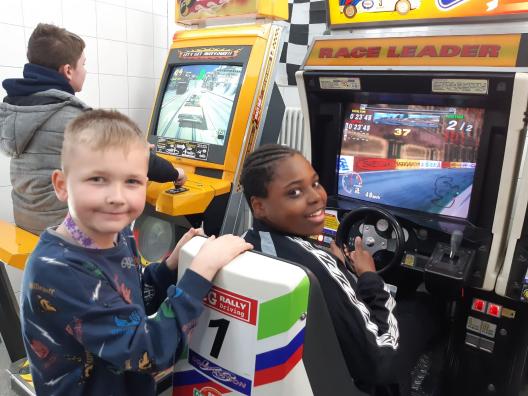 zwei Kinder im Computermuseum