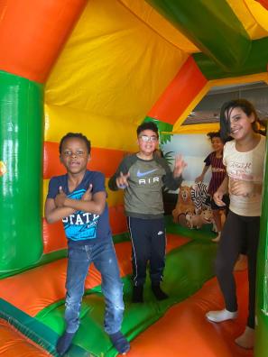 drei Kinder in einer Hüpfburg im DOCKX