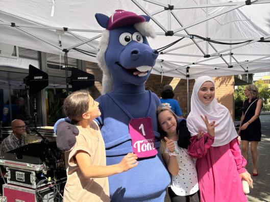 TippelTom von der Rennbahn Berlin mit Kindern