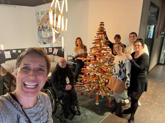 Mitarbeiter von Scout24 vor dem Wunschbaum