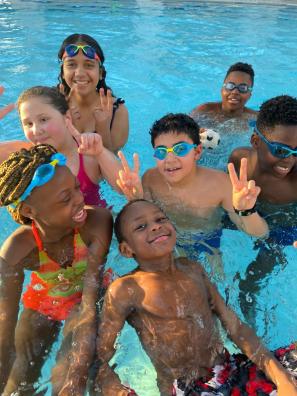 mehrere Kinder in einem Schwimmbadbecken