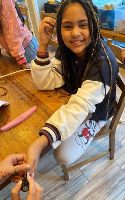 ein Mädchen in einer sozialen Einrichtung lässt sich die Nägel lackieren