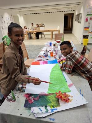 zwei Jungs basteln in einer sozialen Einrichtung