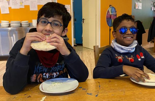 zwei Jungs bekommen Mittagsessen in einer sozialen Einrichtung