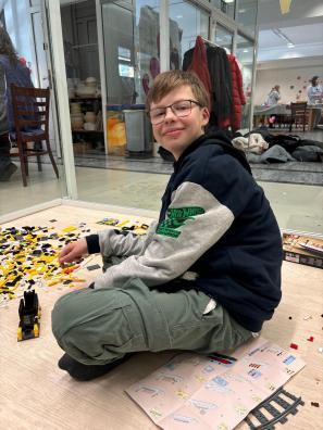 ein Junge spiel mit Lego