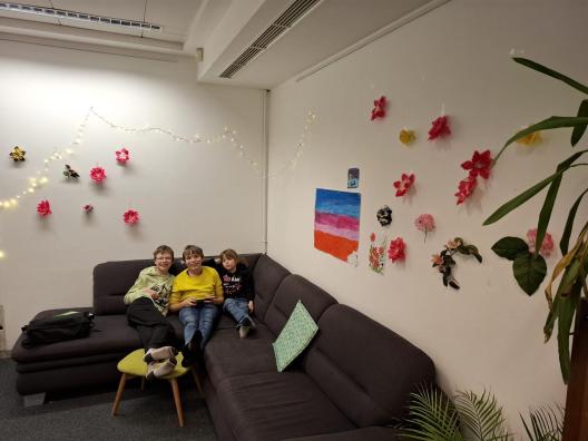 ein Junge auf einem Sofa