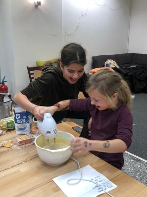 zwei Kinder backen einen Kuchen