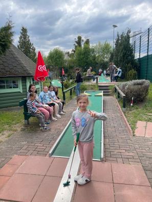 ein Mädchen beim Minigolf