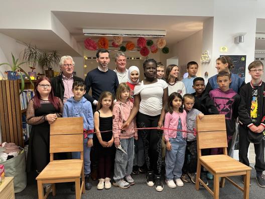 Kinder weihen eine neue Leseecke ein