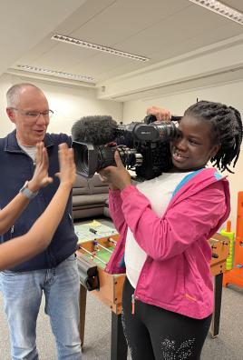 ein Kind mit einer Kamera des rbb