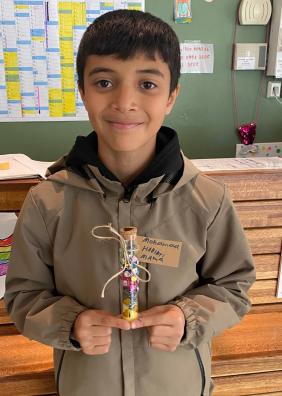 ein Junge mit selbstgemachtem Badesalz