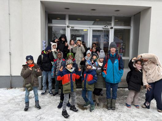 Kinder vor dem Kino Toni in Weißensee
