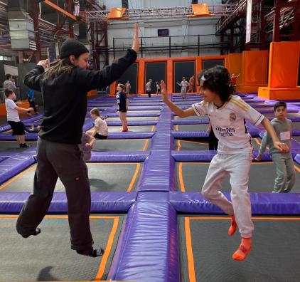 zwei Jungen im JumpHouse Berlin