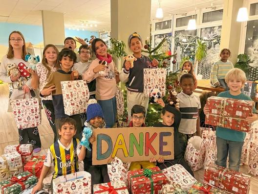 Kinder bedanken sich für ihre Weihnachtsgeschenke