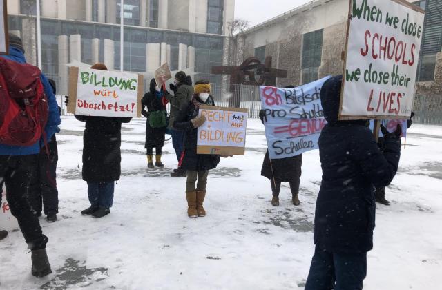 Eltern demonstrieren in Berlin gegen die anhaltenden Schulschließungen