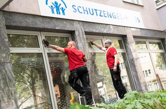 Die Profis der Dussmann Service GmbH putzen kostenlos unsere Fenster Reinigungskräfte putzen Fenster