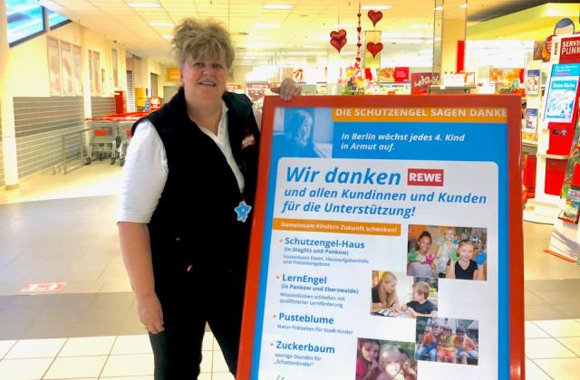 REWE-Partnerin Iris Schmidt vor ihrem REWE-Laden