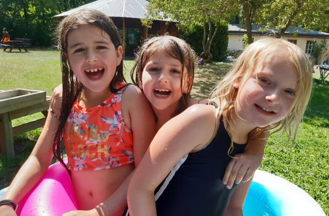 Kinder im Planschbecken genießen den Sommer