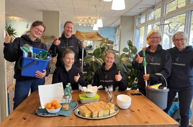 Das Team von Wilde Relocation bei ihrem Ehrenamtseinsatz im Schutzengel-Haus Ehrenamtliche Kräfte beim Putzen