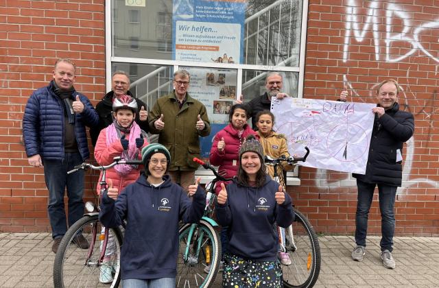 Mitglieder des Rotary Club Eberswalde übergeben gespendete Fahrräder eine Gruppe bei der Übergabe von gespendeten Fahrrädern