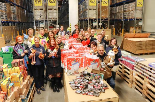 Viele ehrenamtliche Helfer beim Packen der Sternenpäckchen Menschen packen ehrenamtlich Weihnachtstüten