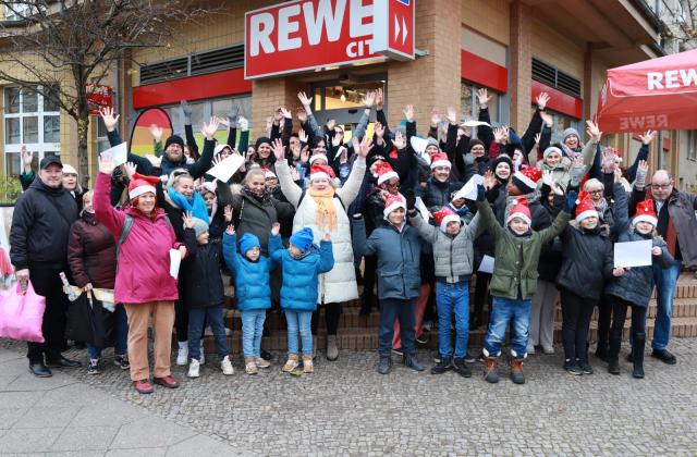 Schutzengel gewinnen die REWE-Weihnachtswette Kinder singen Weihnachtslieder