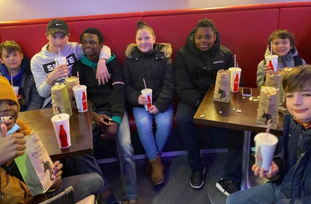 Unsere Schutzengel-Kinder beim Kinobesuch Kinder mit Popcorn im Kino