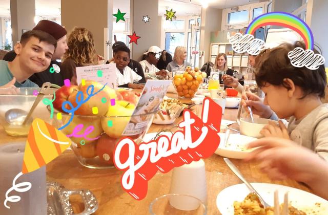 Simply V beschenkt Schutzengel-Kinder Kinder sitzen am Tisch und essen vegane Snacks