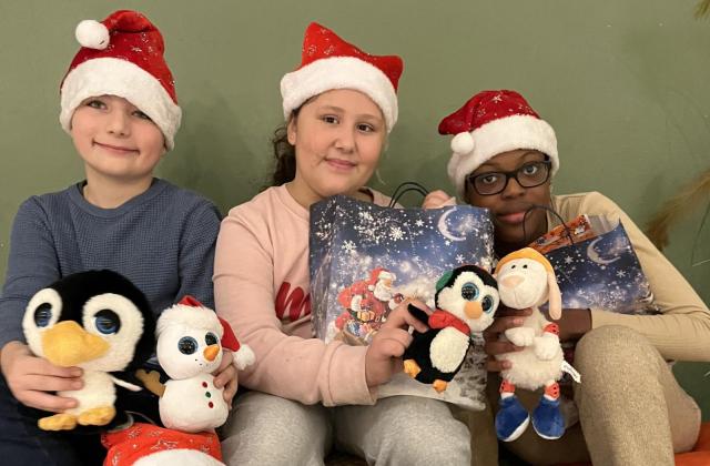 Unsere Schutzengelkinder sagen DANKE Kinder sagen Danke für Spende zu Weihnachten