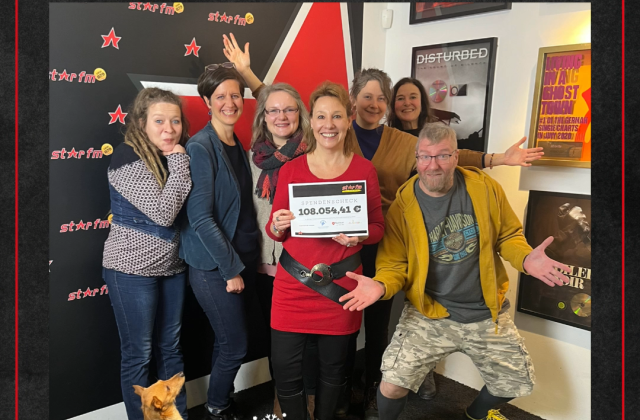T-Bone vom Breakfast Club auf STAR FM gratuliert zur Spende Radiomoderator von STAR FM Berlin mit SchutzengelWerk, Zuckerbaum e.V. und Malteser HIlfsdienst