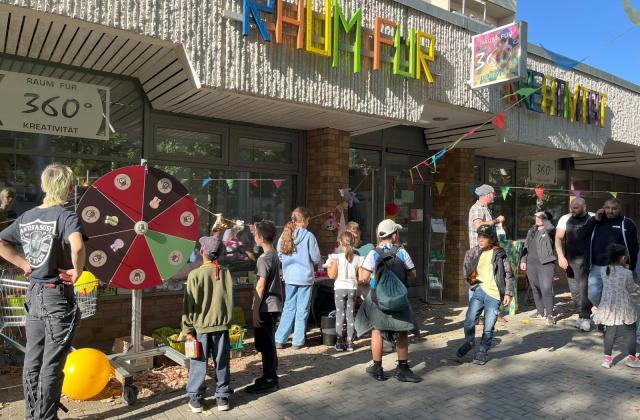 Kunterbuntes Treiben am Weltkindertag Kinder und Angebote auf einem Kindertagsfest in Hohenschönhausen