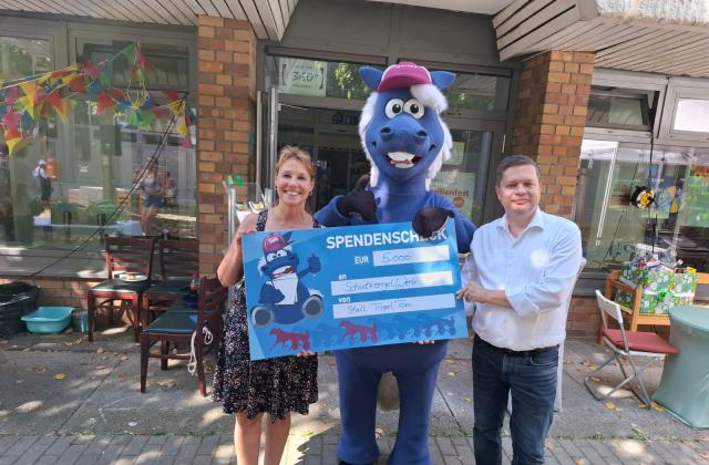 Das Kunsthaus wird durch Bezirksbürgermeister Marin Schäfer eröffnet. Offizielle Eröffnung mit Scheckübergabe mit Maskottchen TippelTom und Bürgermeister Martin Schäfer