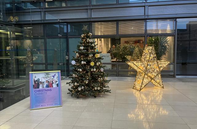 Viele Wünsche für unsere Kinder Ein Wunschbaum für Kinder zu Weihnachten