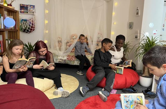 Gemütliche Lese-Oase Kinder lesen in einer gemütlichen Leseecke Bücher