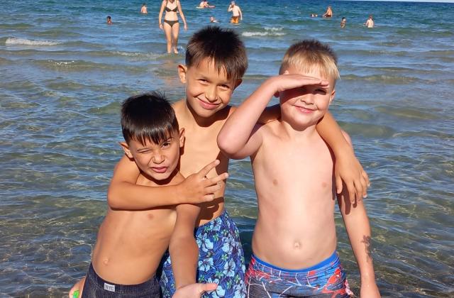 drei Jungs an der Ostsee in Scharbeutz