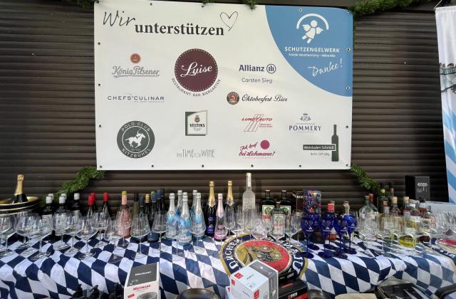 ein Tisch mit Tombola-Gewinnen im Rahmen des Oktoberfest 2025 in der Luise Dahlem Berlin