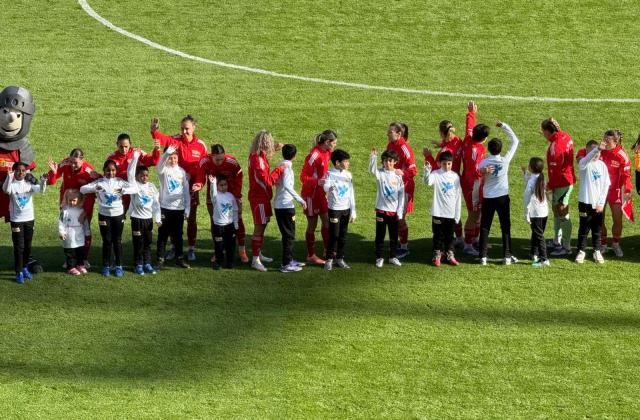 Einlaufkinder des SchutzengelWerk beim Bundesligaspiel der Frauen von Union Berlin gegen RB Leipzig