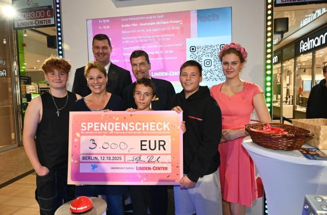 eine Gruppe von Menschen im Linden-Center bei einer Scheckübergabe