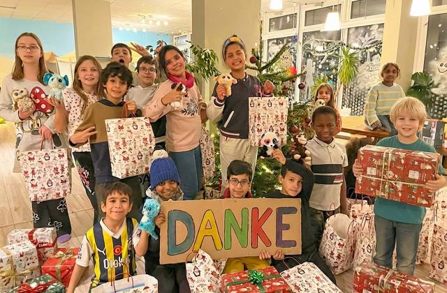 Kinder mit Geschenken sagen Danke