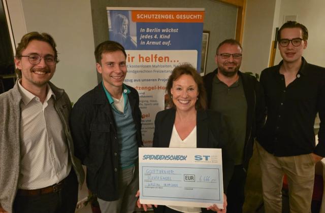 Round Table 30 Berlin übergibt einen Scheck an das SchutzengelWerk