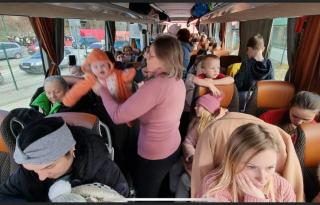 geflüchtete Menschen aus der Ukraine in einem Bus