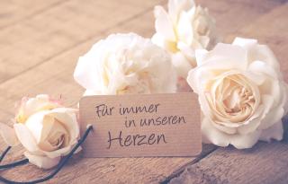 Blumen an einem Grab zum Gedenken an den geliebten Menschen