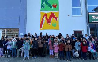 Kinder stehen vor den Erlebnisbad TURM in Oranienburg
