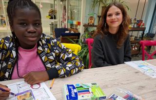 eine junge Frau aus Afrika in einem Sozialprojekt in Berlin