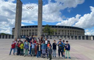 eine Kindergruppe vor dem Berliner Olympiastadion