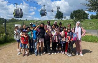 eine Kindergruppe vor der Hochseilbahn in Marzahn