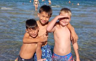 drei Jungs an der Ostsee in Scharbeutz