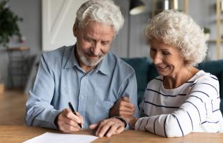 ein Ehepaar verfasst sein Testament