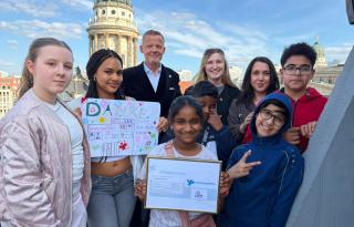 Scheckübergabe im Hotel Luc am Gendarmenmarkt mit Christopher Cox und Emma Epperlein