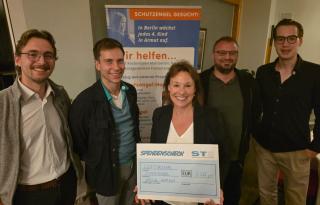 Round Table 30 Berlin übergibt einen Scheck an das SchutzengelWerk